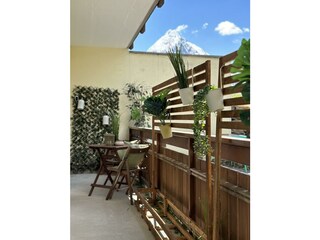 Außenbereich mit Sitzmöglichkeiten