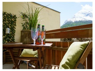 Sonniger Balkon mit Sitzmöglichkeiten