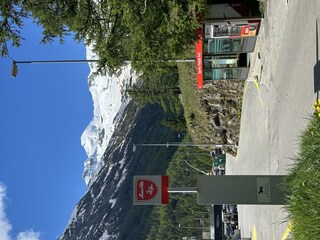 Bushaltestelle und Parkplatz direkt vor der Tür