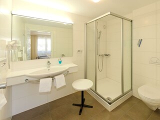 21-10-13-Doppel-Dreibettzimmer Avantgarde Bad