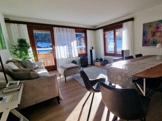 Wohnzimmer mit Esstisch