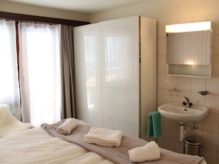 Schrank und Lavabo im Schlafzimmer