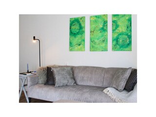 Graues Sofa aus Samtstoff und Leselampen