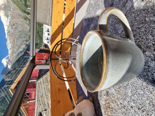 Tischchen mit Kaffetasse (Geschirr aus Steingut)