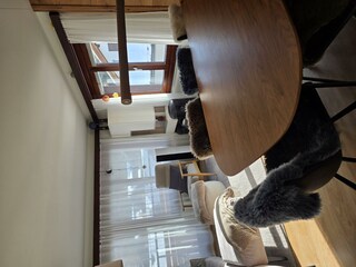 Esstisch mit bequemen Lederstühlen