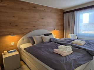 Boxspringbetten mit Nachtischlampen