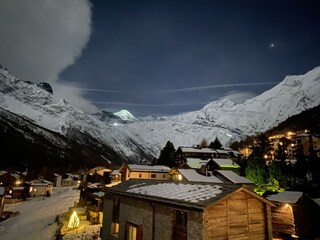 Balkonblick bei Vollmond Allalinhorn