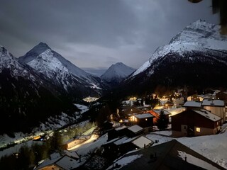Balkonsicht bei Nacht, Saas Tal