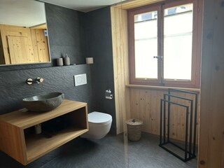 Badezimmer mit Regendusche