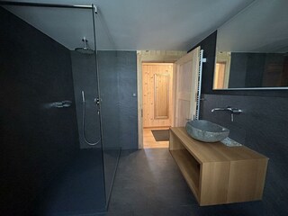 Badezimmer mit Regendusche