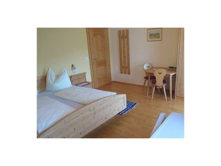 9 Komfortzimmer 4 mit Badewanne