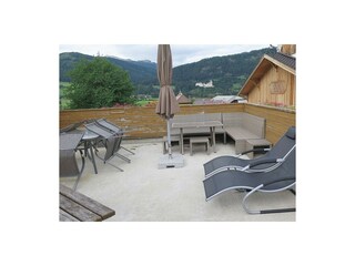 7 Terrasse mit Liegen, Sonnenschirm, Essecke, Gril