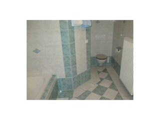 14 Komfortzimmer 4 mit Badewanne Badezimmer