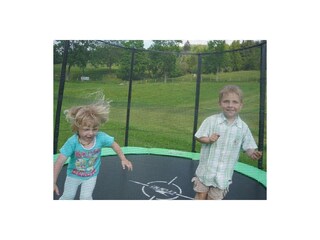 12 Trampolin im Garten