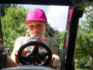 Ladestatthof-Spielplatz-Traktor-1