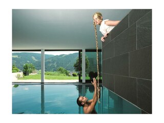 Schwimmbad mit Blick in den Garten