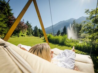 Frau in Schwebeliege