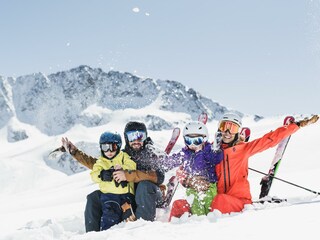 Familie im Schnee am Stubaier Gletscher - BIG_Fami