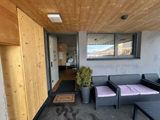 Eingangstür und Skischrank