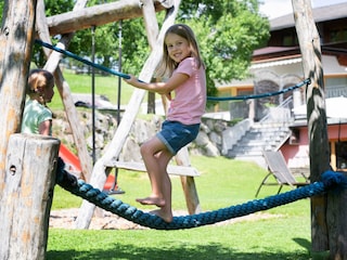 Ladestatthof-Spielplatz-Balancieren-2