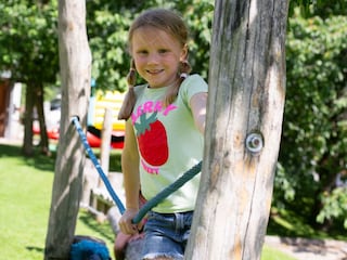 Ladestatthof-Spielplatz-Balancieren-1