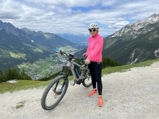 Gastgeberin Gabi mit eBike
