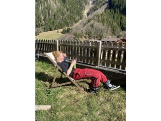 Im Frühjahr im Garten nach dem Skilaufen