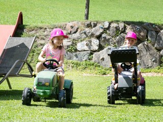 Ladestatthof-Spielplatz-Traktor-2