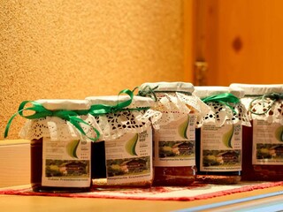 Frühstücksbuffet mit hausgemachten Marmeladen