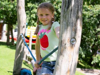Ladestatthof-Spielplatz-Balancieren-1