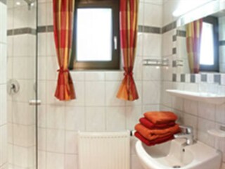Badezimmer mit Dusche