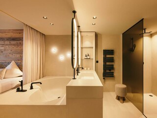 Suite L Hot Tube