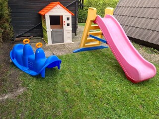 kleines Spielplatz direkt im Garten mit Schaukel