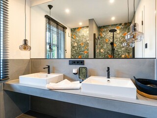Badezimmer mit Doppelwaschbecken im Erdgeschoss