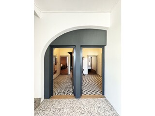 33 - Eingang links Bellevue, rechts Charme