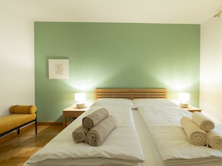 Schlafzimmer mit Doppelbett