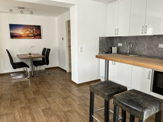 Küchenzeile mit Bar und Hocker.