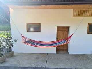 überdachte Hängematte