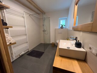 Bad 1 mit Infrarotkabine