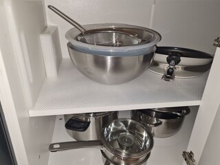 Töpfe, Pfannen u. Schüsseln