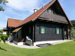 Ferienhaus Am Bach von der Seite