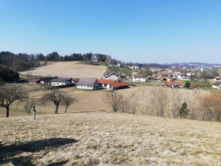 Aussicht von der Bank auf dem Hügel