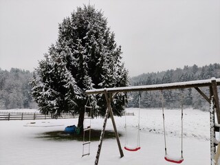 Spielplatz mit Schnee