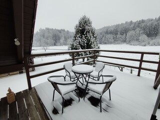 Terrasse mit Ausblick in den Schnee