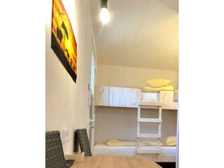 Schlafzimmer mit Stockbett von Baumhaus Hotel Afrika 2.2 in Bad Gleichenberg im