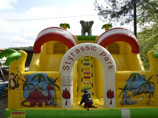 spielplatz-kleine-jungle-hupfburg