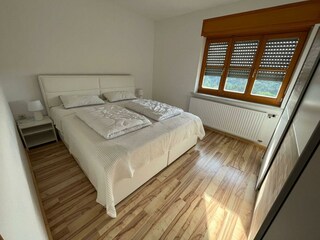 Schlafzimmer mit Doppelbett