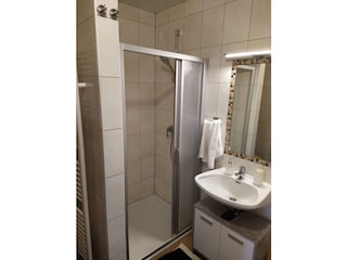Bad mit Dusche, WC und Waschmaschine
