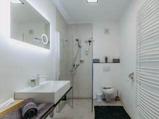 Bad mit Dusche und Toilette Wohnung Elisa
