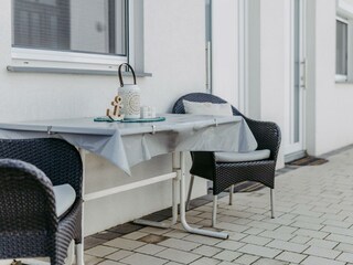 Sitzmöglichkeit und Eingangsbereich für Whg. Elisa